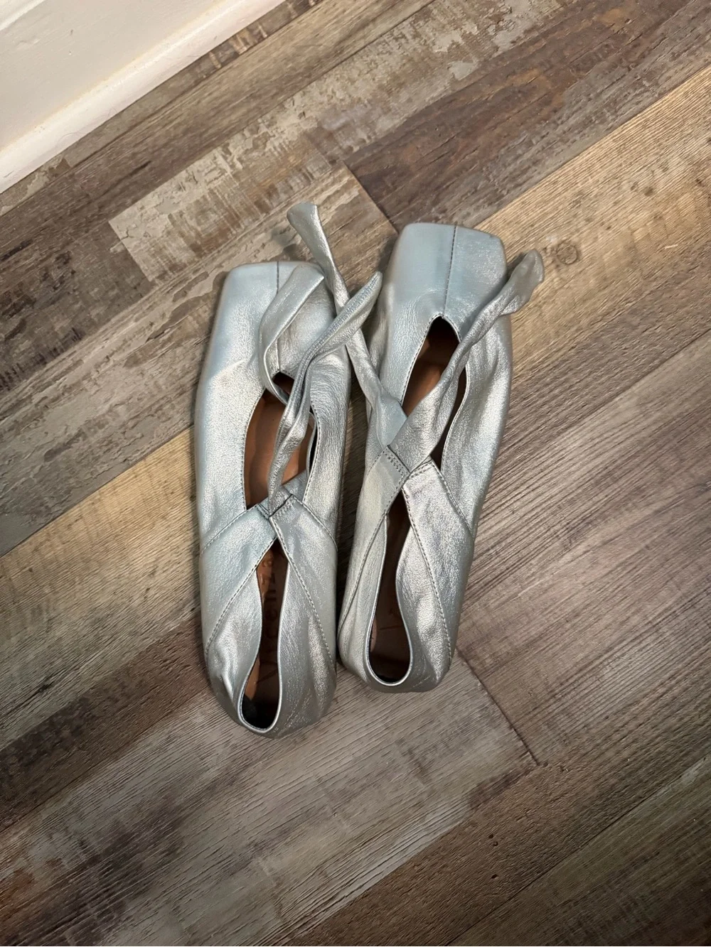 Vicenza size 9 Metallic Silver Tie-Front Ballet Flats